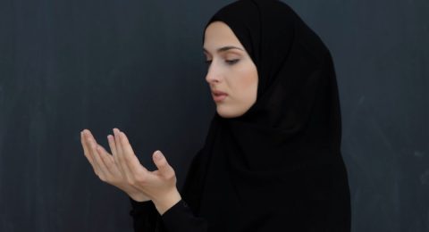 woman-performing-dua
